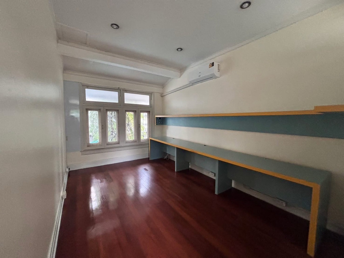 For RentHome OfficeAri,Anusaowaree : Baan Phahonyothin 5, Soi Ratchakru, for rent near BTS Ari, 400 sq m, has garden space, some furniture, suitable for a home office, 7 work rooms.