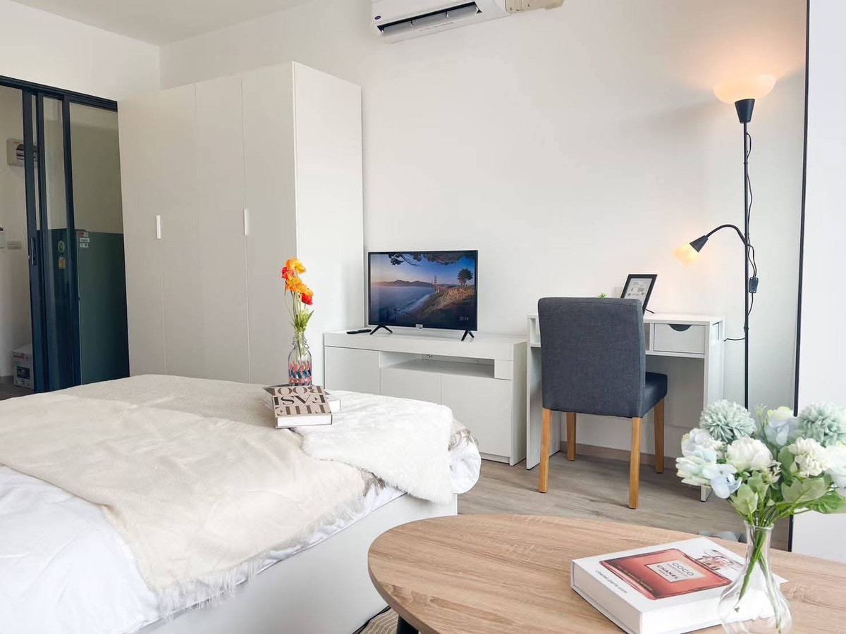 For RentCondoPattanakan, Srinakarin : Condo for rent, Hua Mak Interchange location. Can walk to the skytrain, fully furnished.