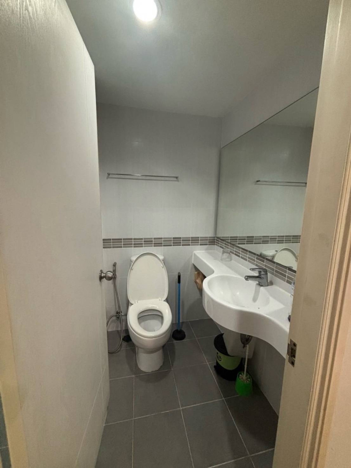 For RentCondoPattanakan, Srinakarin : Next to the BTS Yellow Line, Hua Mak Station.