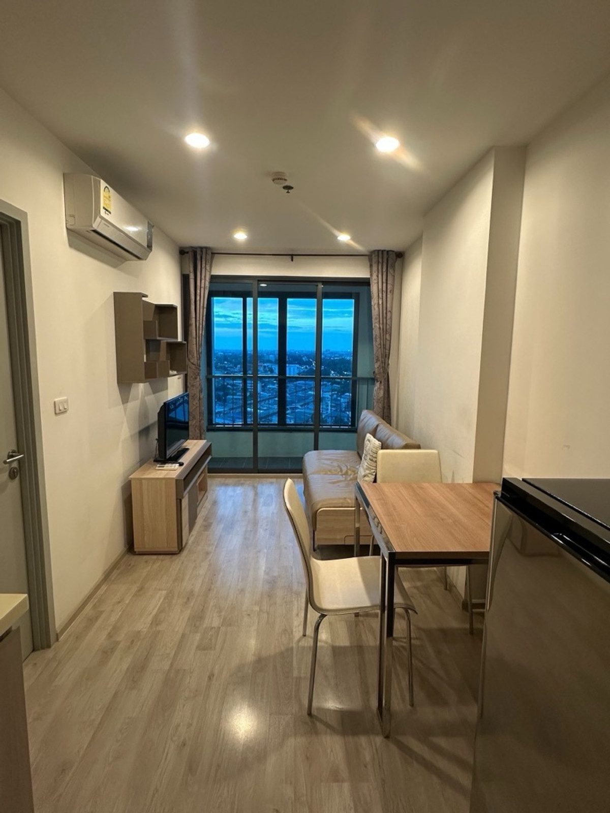 ให้เช่าคอนโดปิ่นเกล้า จรัญสนิทวงศ์ : 💙@condocurator 💙 IDEO Mobi Charan - Interchange มีเครื่องซักผ้า พร้อมเข้าอยู่ 31 มีนาคม 69 [PM2351] 