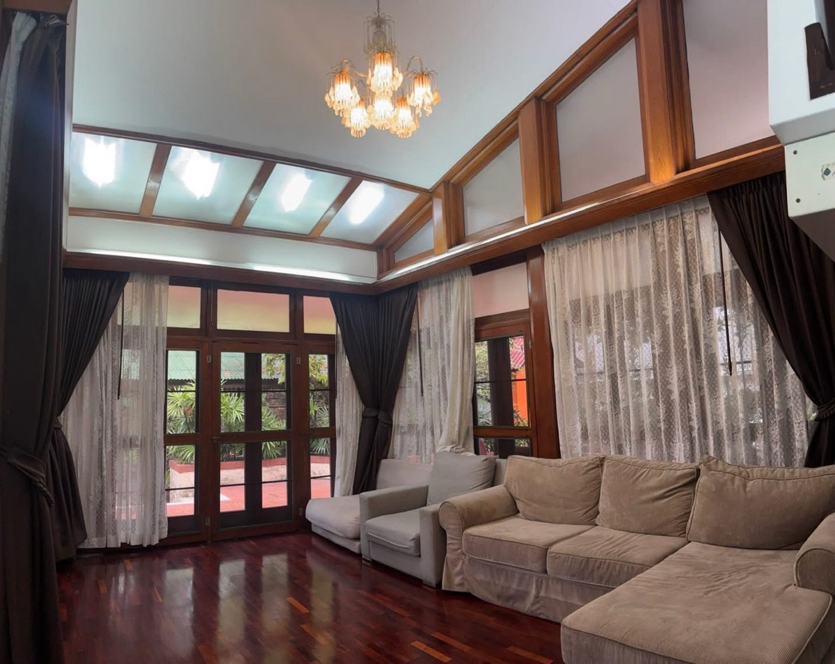 For RentHome OfficeAri,Anusaowaree : Baan Phahonyothin 5, Soi Ratchakru, for rent near BTS Ari, 400 sq m, has garden space, some furniture, suitable for a home office, 7 work rooms.