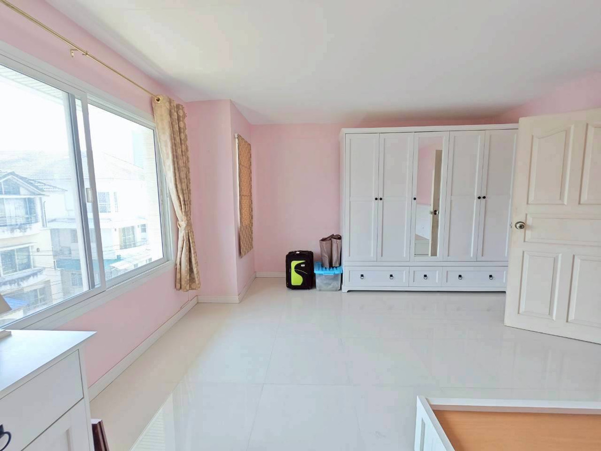 For SaleTownhomeRattanathibet, Sanambinna : 🏡✨ Urgent sale, 3-story townhome, newly renovated, ready to move in.