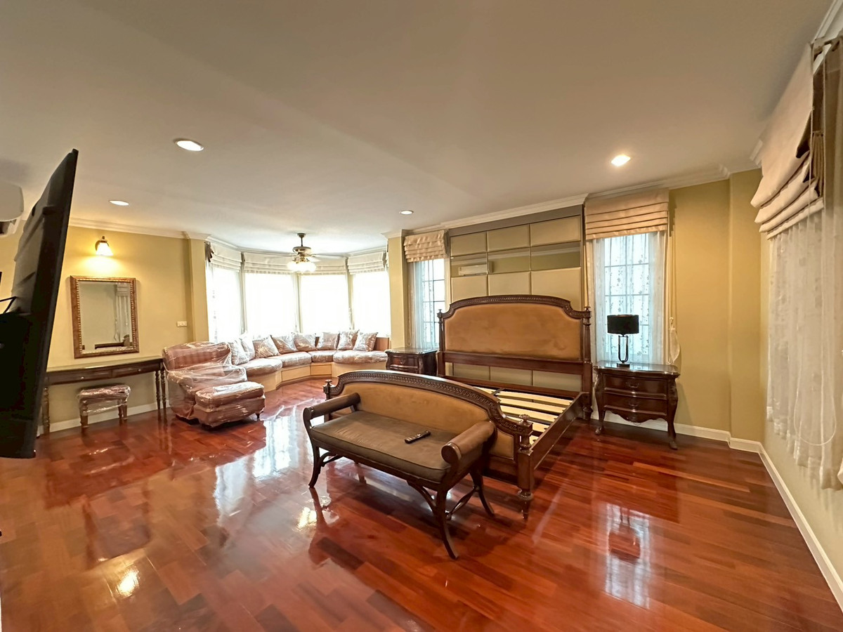 For RentHouseBangna, Bearing, Lasalle : ✨Luxury house for rent 3 floors, next to Srinakarin Road, 5 bedrooms, fully furnished, near the mall, near BTS Sri Udom, convenient travel, ready to move in.