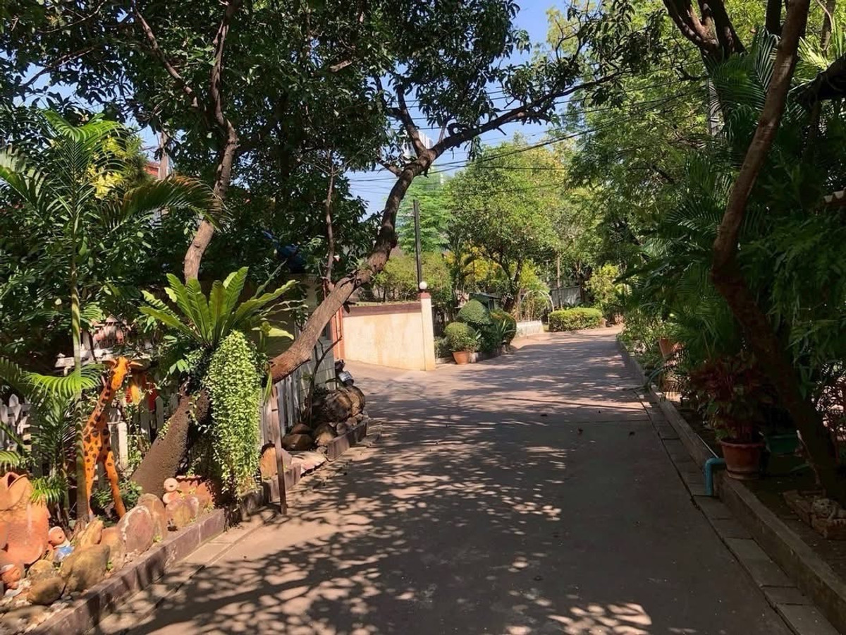 For RentHome OfficeAri,Anusaowaree : Baan Phahonyothin 5, Soi Ratchakru, for rent near BTS Ari, 400 sq m, has garden space, some furniture, suitable for a home office, 7 work rooms.