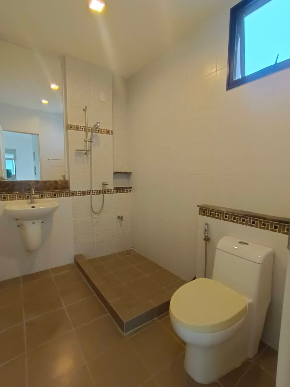 ขายบ้านนวมินทร์ รามอินทรา : ขายถูก  บ้านเดี่ยว 2 ชั้น หมู่บ้านพร้อมพัฒน์ ไพร์ม   หลังมุม หันหน้าทิศเหนือ ใกล้ซาฟารีเวิลด์ 