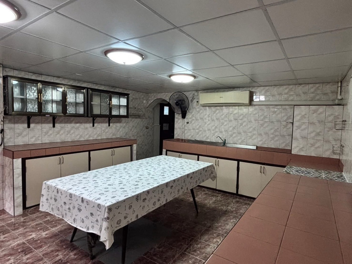 For RentHome OfficeAri,Anusaowaree : Baan Phahonyothin 5, Soi Ratchakru, for rent near BTS Ari, 400 sq m, has garden space, some furniture, suitable for a home office, 7 work rooms.