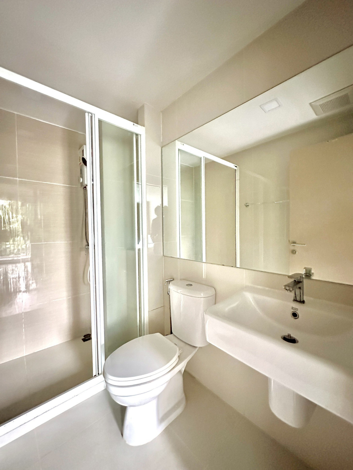 For RentCondoRatchadapisek, Huaikwang, Suttisan : Low-rise condo with a beautiful unit, comfortable to live in, and a peaceful atmosphere