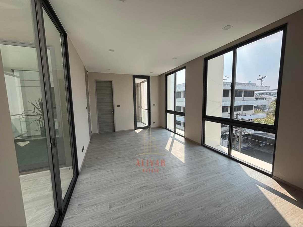 Home OfficeOnnut, Udomsuk : RH023726 for sale/rent, home office, 3.5 floors, 4 bedrooms, with private elevator at MYST Onnut-Srinakarin, near MRT Yellow Line, Sri Nut Station, only 450 m.