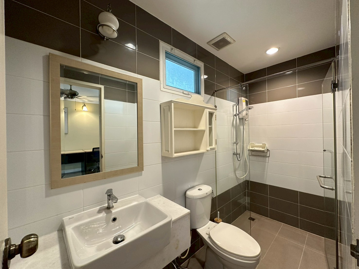 For RentHouseBangna, Bearing, Lasalle : ✨Luxury house for rent 3 floors, next to Srinakarin Road, 5 bedrooms, fully furnished, near the mall, near BTS Sri Udom, convenient travel, ready to move in.