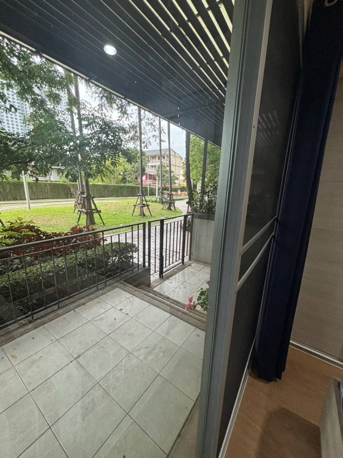 For RentCondoPattanakan, Srinakarin : Next to the BTS Yellow Line, Hua Mak Station.