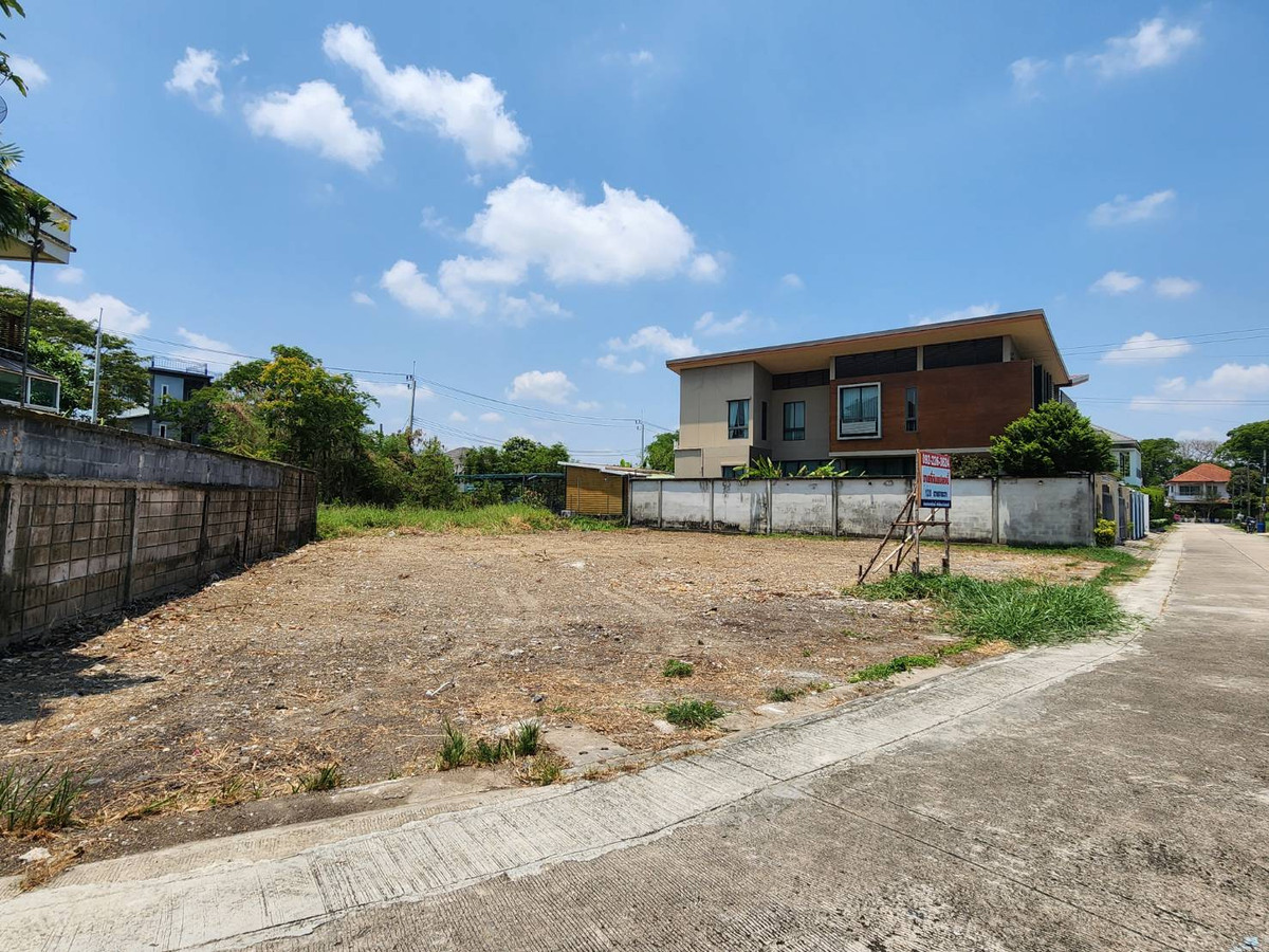 ขายที่ดินพุทธมณฑล ศาลายา : ขายที่ดิน ในหมู่บ้านรวมเก้า พุทธมณฑล สาย 2 ขนาด 120 ตร.วา. ตารางวาละ 34,000 บาท หน้ากว้างสวย หมู่บ้านเงียบสงบ เหมาะสำหรับปลูกบ้าน