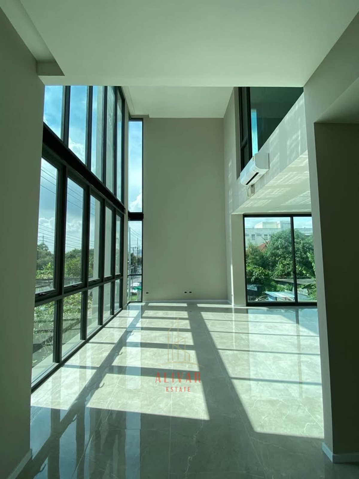 Home OfficeOnnut, Udomsuk : RH023726 for sale/rent, home office, 3.5 floors, 4 bedrooms, with private elevator at MYST Onnut-Srinakarin, near MRT Yellow Line, Sri Nut Station, only 450 m.