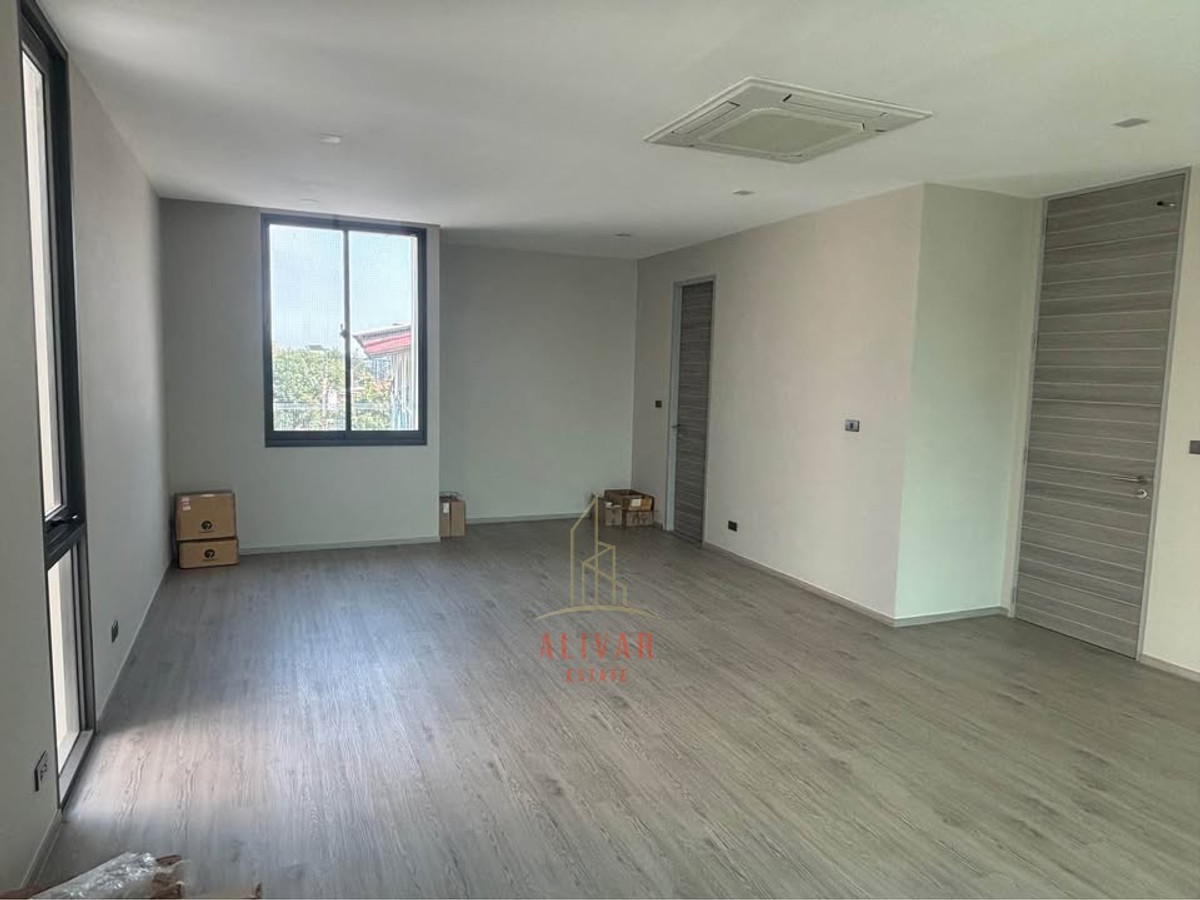 Home OfficeOnnut, Udomsuk : RH023726 for sale/rent, home office, 3.5 floors, 4 bedrooms, with private elevator at MYST Onnut-Srinakarin, near MRT Yellow Line, Sri Nut Station, only 450 m.