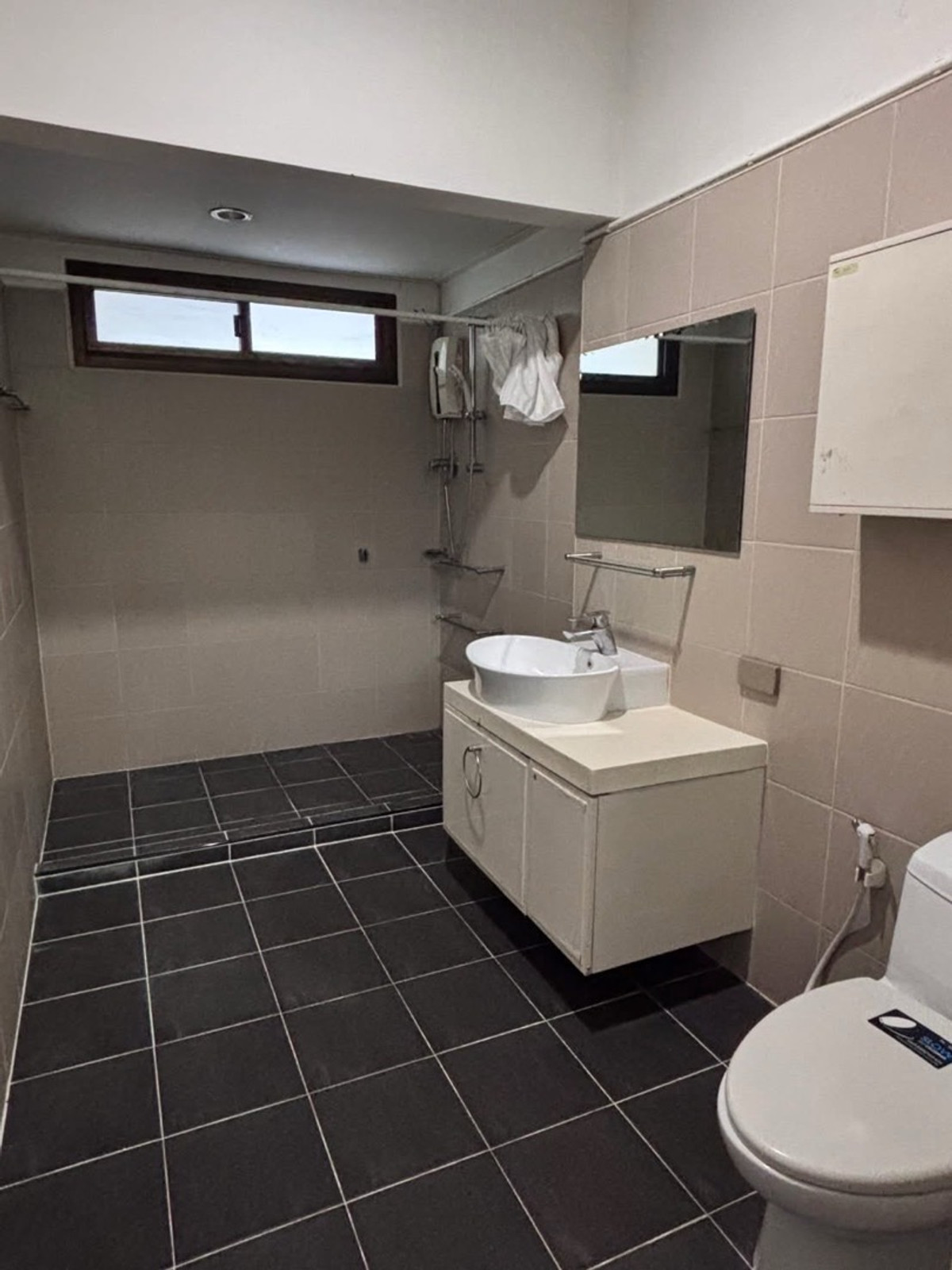 For RentHome OfficeAri,Anusaowaree : Baan Phahonyothin 5, Soi Ratchakru, for rent near BTS Ari, 400 sq m, has garden space, some furniture, suitable for a home office, 7 work rooms.