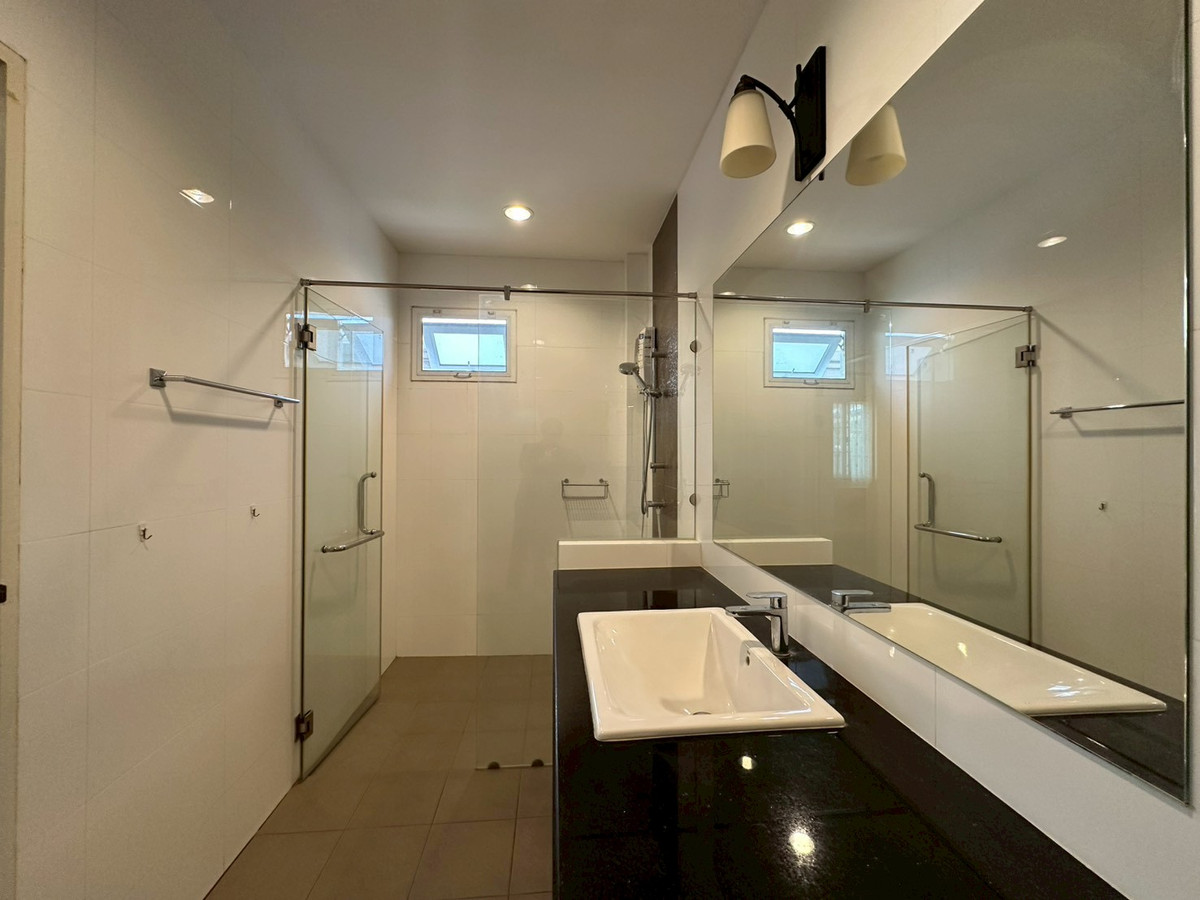 For RentHouseBangna, Bearing, Lasalle : ✨Luxury house for rent 3 floors, next to Srinakarin Road, 5 bedrooms, fully furnished, near the mall, near BTS Sri Udom, convenient travel, ready to move in.