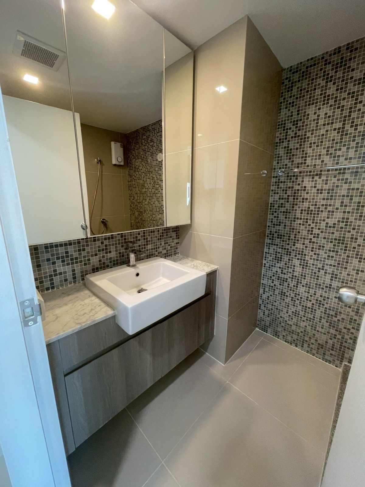 ขายคอนโดเลียบทางด่วนรามอินทรา : WE Condo Ekkamai - Ramindra / Studio (FOR SALE), วี คอนโด เอกมัย - รามอินทรา / สตูดิโอ (ขาย) AMP004