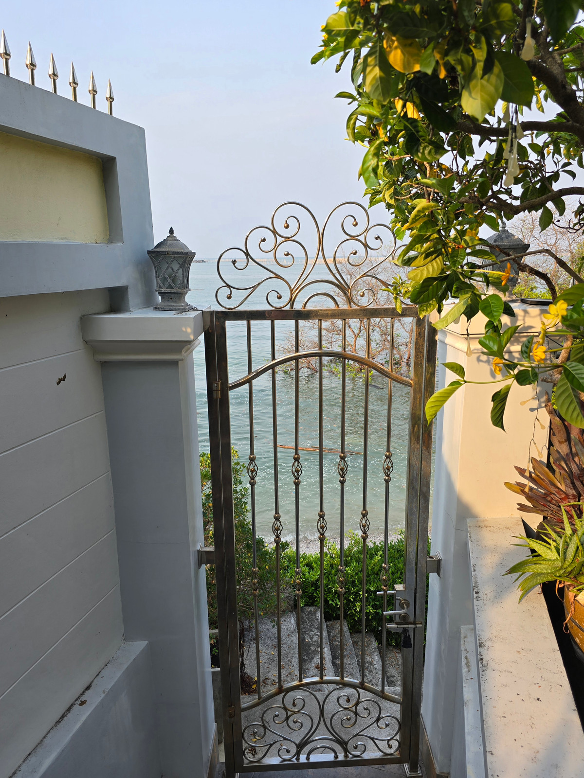 For SaleHousePattaya, Bangsaen, Chonburi : Luxury Beachfront Pool Villa for Sale – Ang Sila, Chonburi