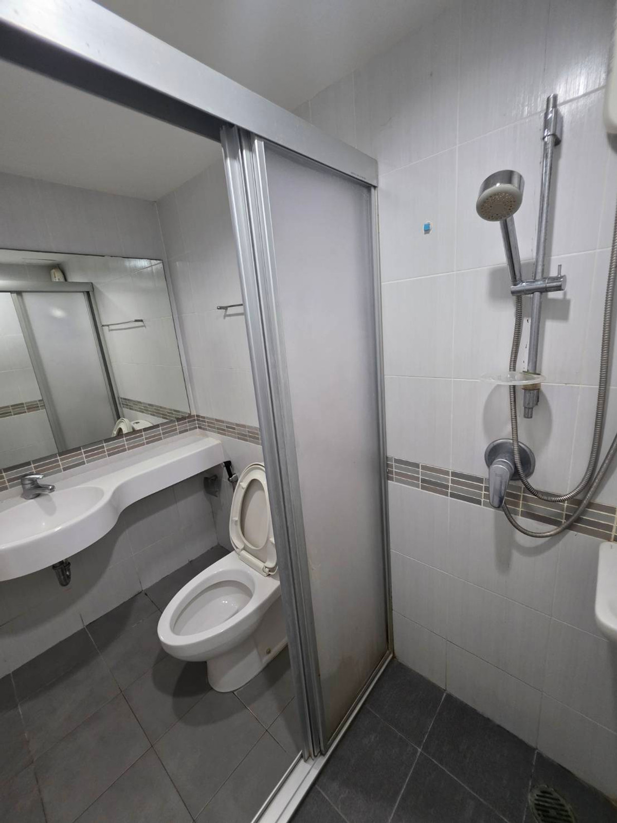 For RentCondoPattanakan, Srinakarin : Next to the BTS Yellow Line, Hua Mak Station.