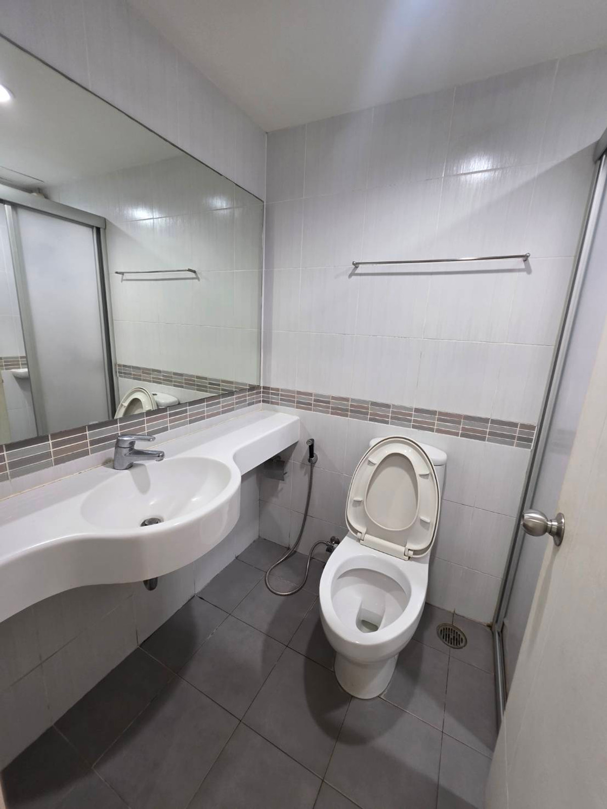 For RentCondoPattanakan, Srinakarin : Next to the BTS Yellow Line, Hua Mak Station.