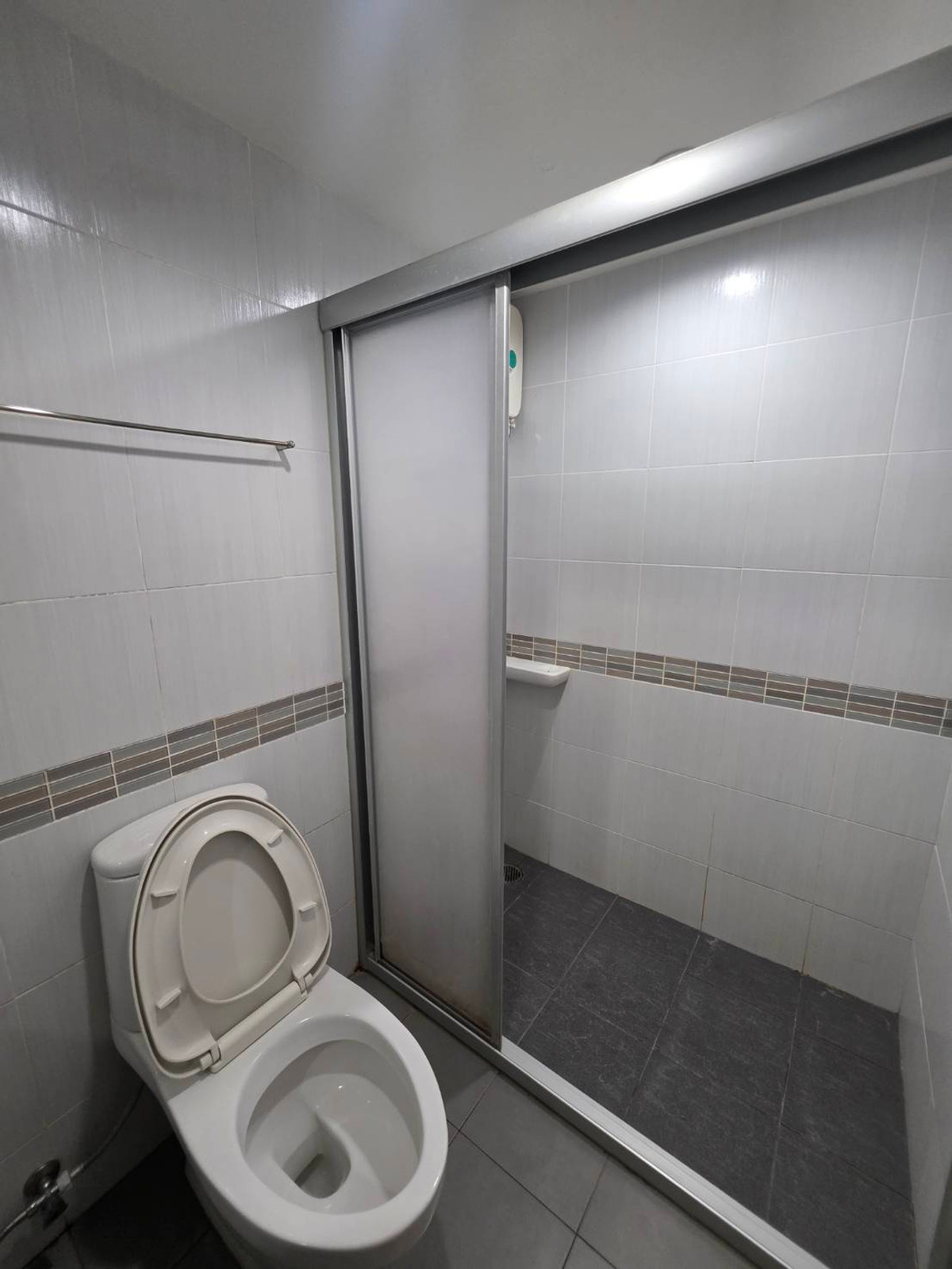 For RentCondoPattanakan, Srinakarin : Next to the BTS Yellow Line, Hua Mak Station.