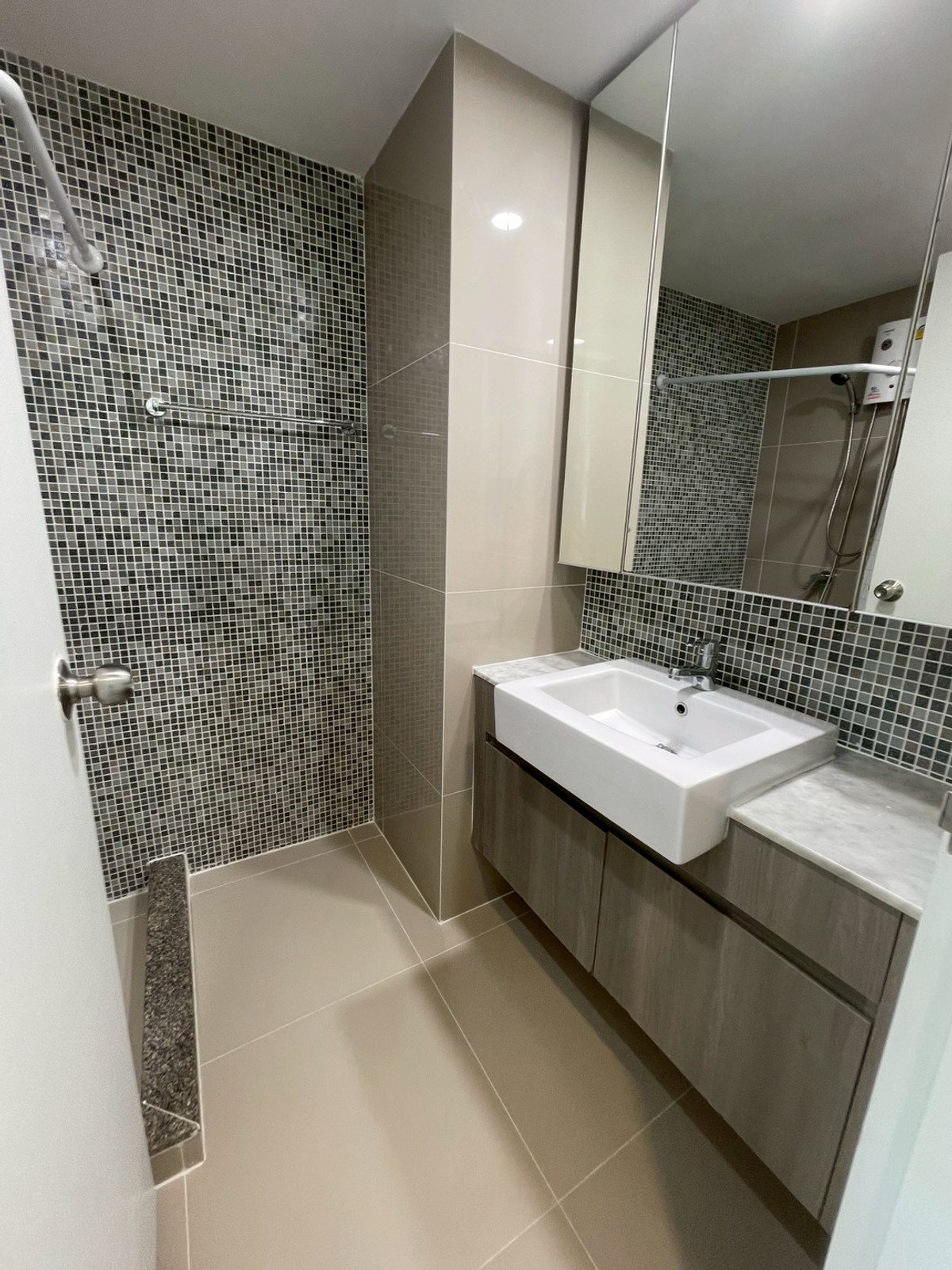 ขายคอนโดเลียบทางด่วนรามอินทรา : WE Condo Ekkamai - Ramindra / Studio (FOR SALE), วี คอนโด เอกมัย - รามอินทรา / สตูดิโอ (ขาย) AMP005