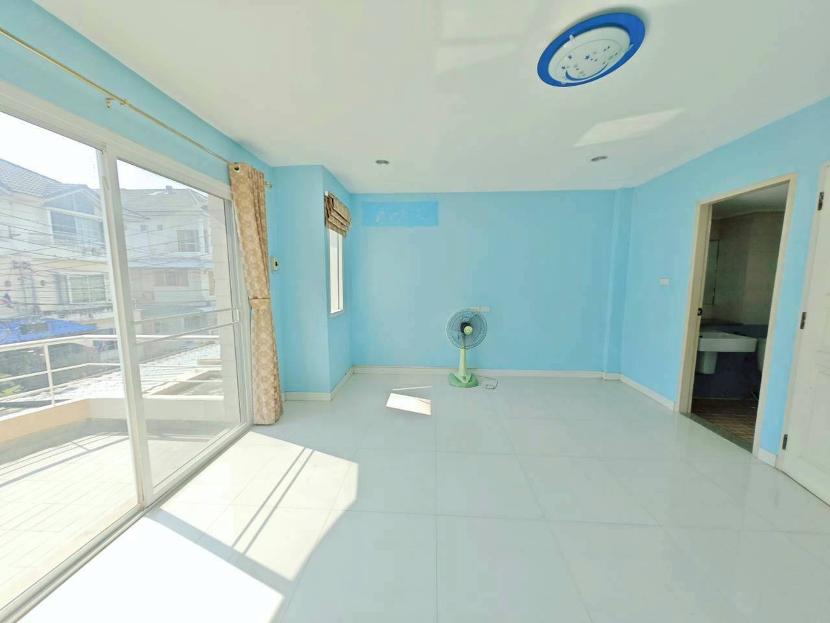 For SaleTownhomeRattanathibet, Sanambinna : 🏡✨ Urgent sale, 3-story townhome, newly renovated, ready to move in.