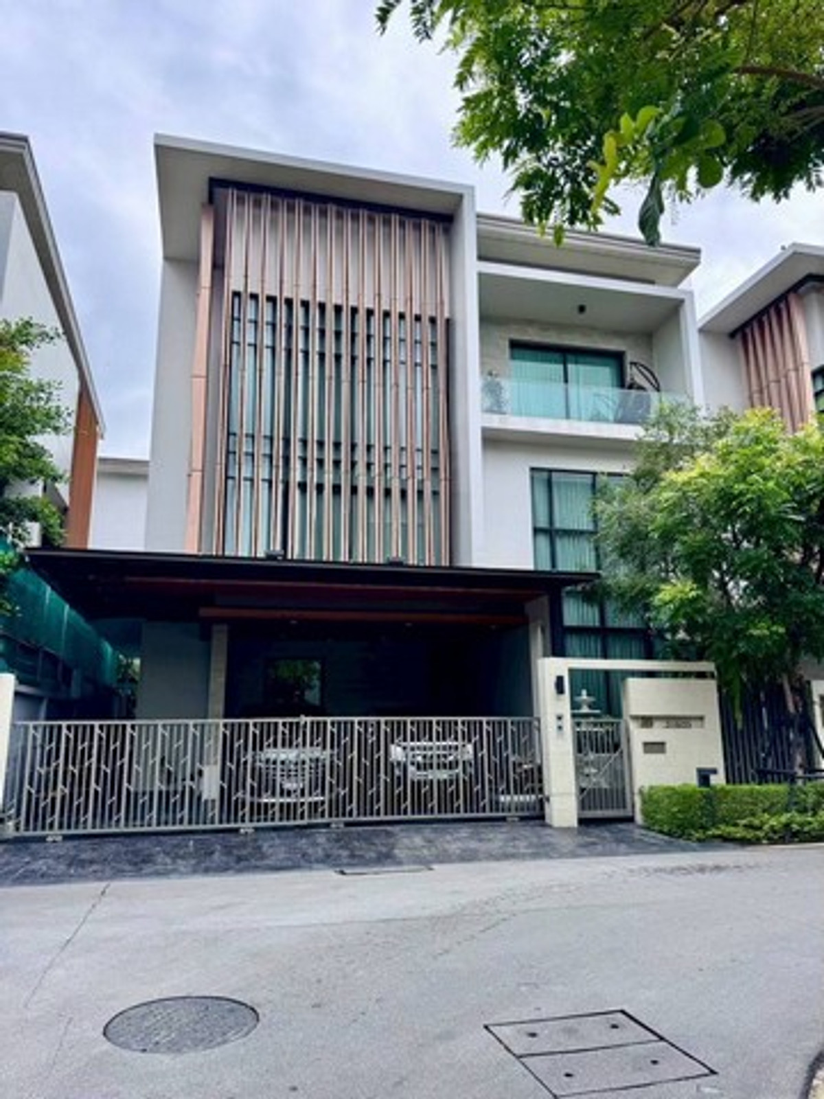 ขายบ้านพัฒนาการ ศรีนครินทร์ : ขายบ้านหรู Park Avenue Private กรุงเทพกรีฑา 3 ชั้น 354 ตร.ม เพียง 35 ล้าน