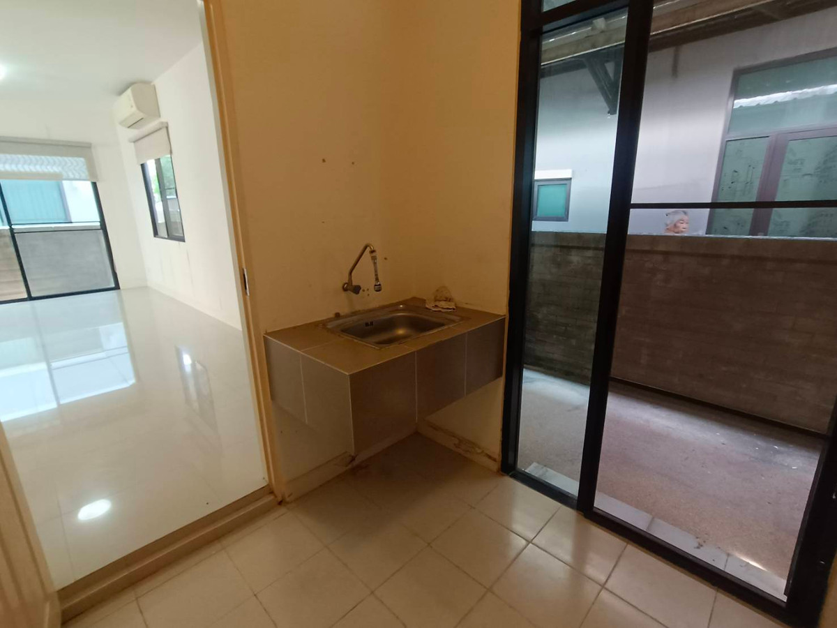 ขายบ้านนวมินทร์ รามอินทรา : ขายถูก  บ้านเดี่ยว 2 ชั้น หมู่บ้านพร้อมพัฒน์ ไพร์ม   หลังมุม หันหน้าทิศเหนือ ใกล้ซาฟารีเวิลด์ 