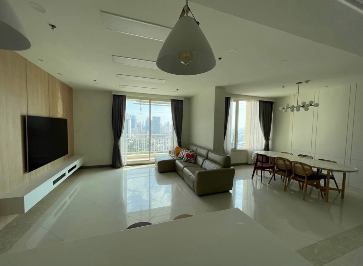 For RentCondoSathorn, Narathiwat : ✨ RARE FIND: 183sqm Luxury in Sathorn! @ The Empire Place Sathorn 3bed + 1 office 4 bath ‼️ Only 100,000 per month 🚨