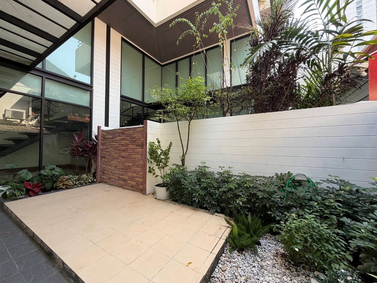 For RentHouseSukhumvit, Asoke, Thonglor : House for rent in Phrom Phong 