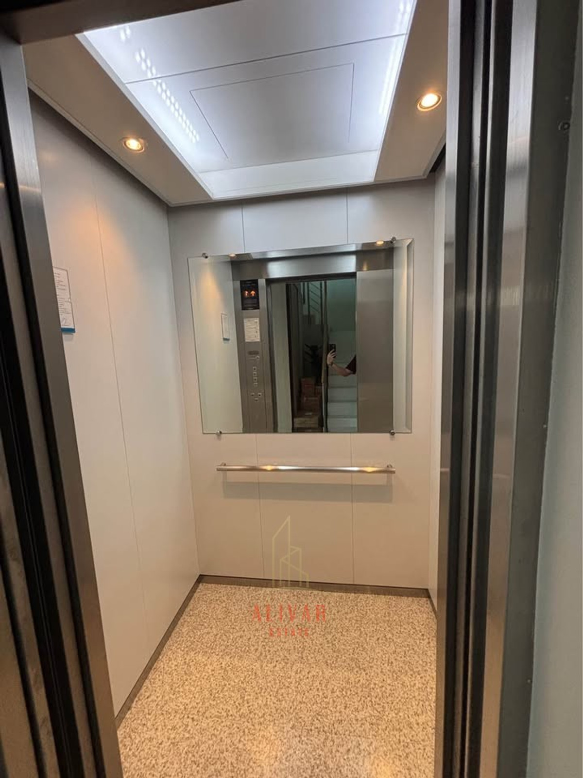 Home OfficeOnnut, Udomsuk : RH023726 for sale/rent, home office, 3.5 floors, 4 bedrooms, with private elevator at MYST Onnut-Srinakarin, near MRT Yellow Line, Sri Nut Station, only 450 m.