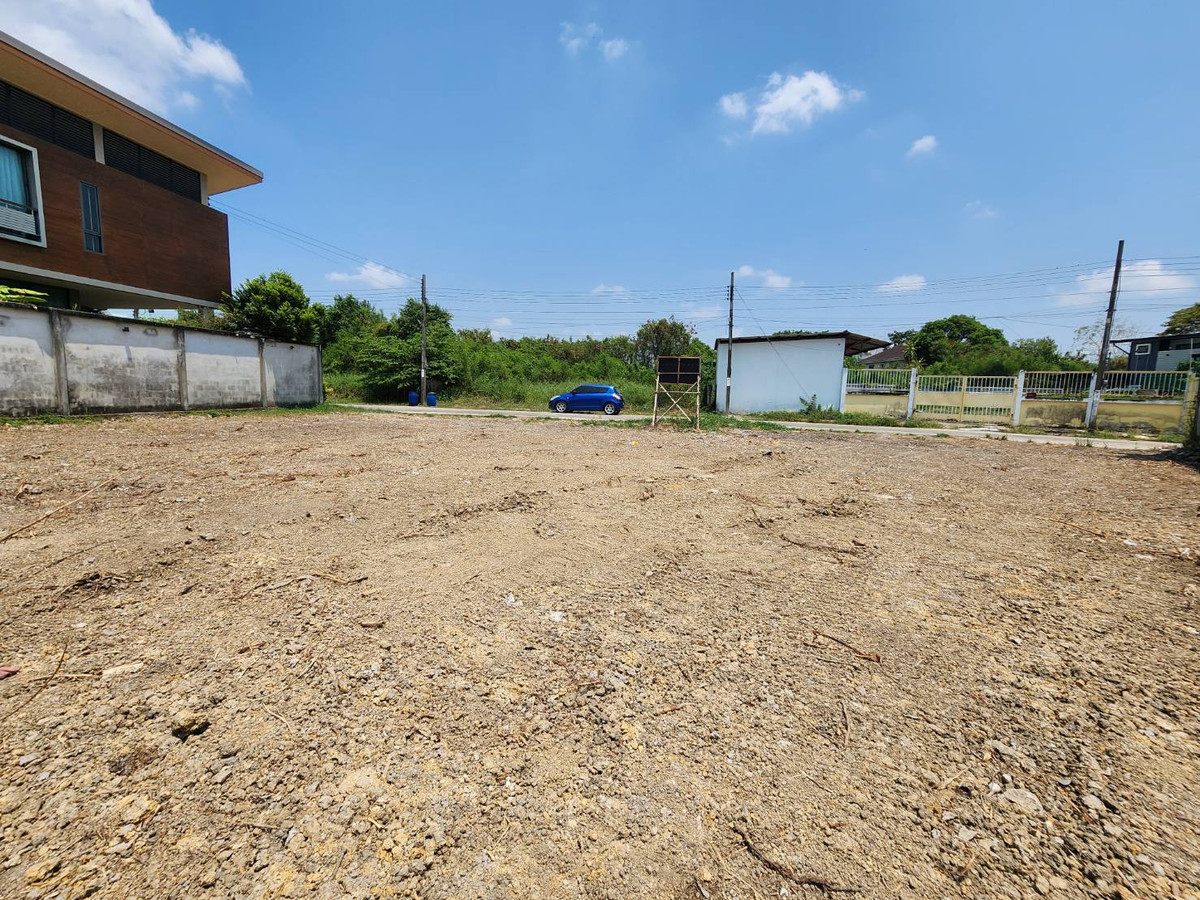 ขายที่ดินพุทธมณฑล ศาลายา : ขายที่ดิน ในหมู่บ้านรวมเก้า พุทธมณฑล สาย 2 ขนาด 120 ตร.วา. ตารางวาละ 34,000 บาท หน้ากว้างสวย หมู่บ้านเงียบสงบ เหมาะสำหรับปลูกบ้าน