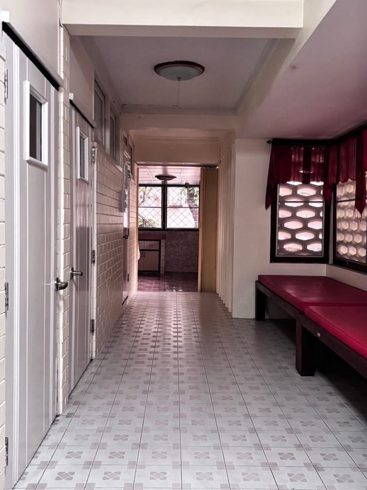 For RentHome OfficeAri,Anusaowaree : Baan Phahonyothin 5, Soi Ratchakru, for rent near BTS Ari, 400 sq m, has garden space, some furniture, suitable for a home office, 7 work rooms.