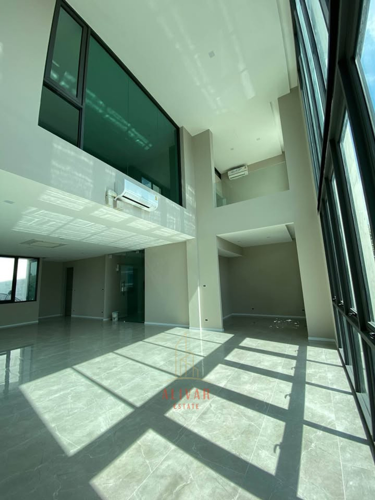 Home OfficeOnnut, Udomsuk : RH023726 for sale/rent, home office, 3.5 floors, 4 bedrooms, with private elevator at MYST Onnut-Srinakarin, near MRT Yellow Line, Sri Nut Station, only 450 m.