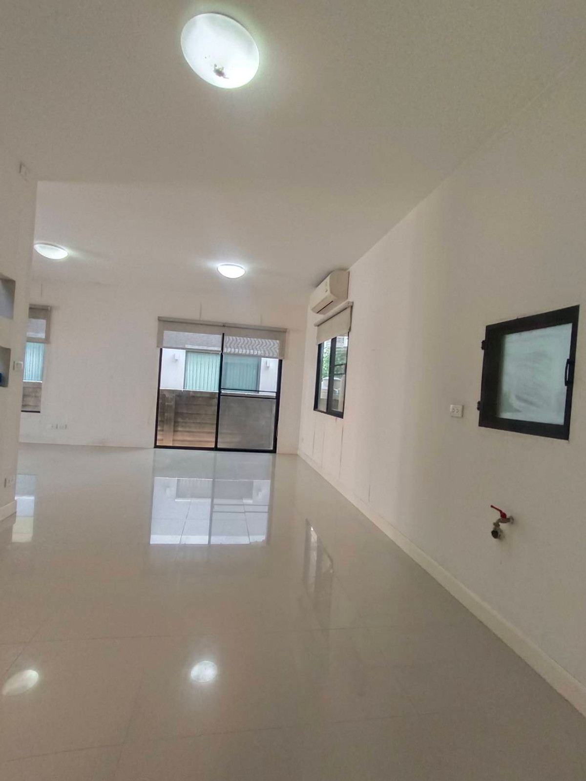 ขายบ้านนวมินทร์ รามอินทรา : ขายถูก  บ้านเดี่ยว 2 ชั้น หมู่บ้านพร้อมพัฒน์ ไพร์ม   หลังมุม หันหน้าทิศเหนือ ใกล้ซาฟารีเวิลด์ 