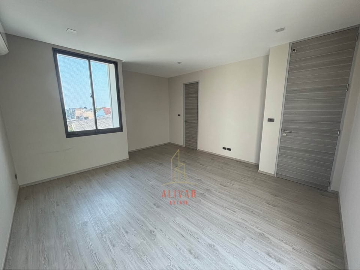 Home OfficeOnnut, Udomsuk : RH023726 for sale/rent, home office, 3.5 floors, 4 bedrooms, with private elevator at MYST Onnut-Srinakarin, near MRT Yellow Line, Sri Nut Station, only 450 m.