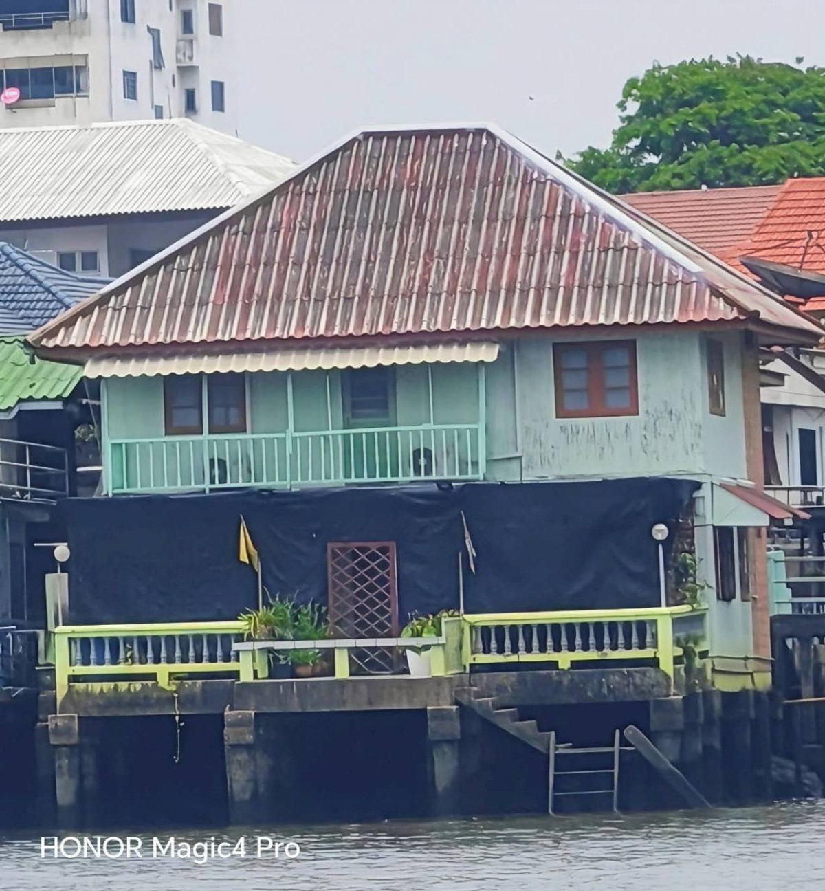 For SaleHouseNonthaburi, Bang Yai, Bangbuathong : The house is next to the Chao Phraya River, width 11 meters, our river view. Foot of Rama 5 Bridge, Nonthaburi 12 million baht