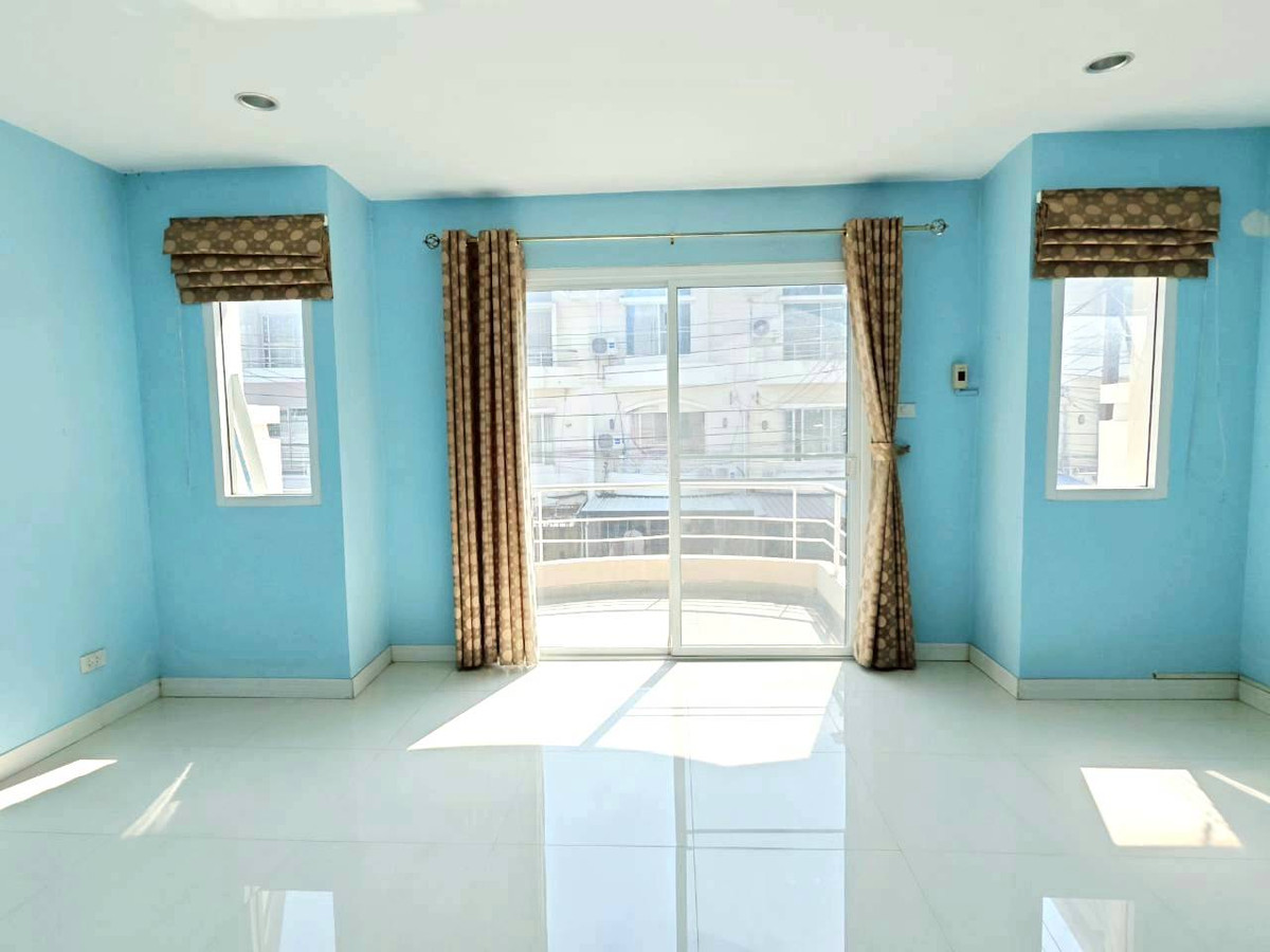 For SaleTownhomeRattanathibet, Sanambinna : 🏡✨ Urgent sale, 3-story townhome, newly renovated, ready to move in.