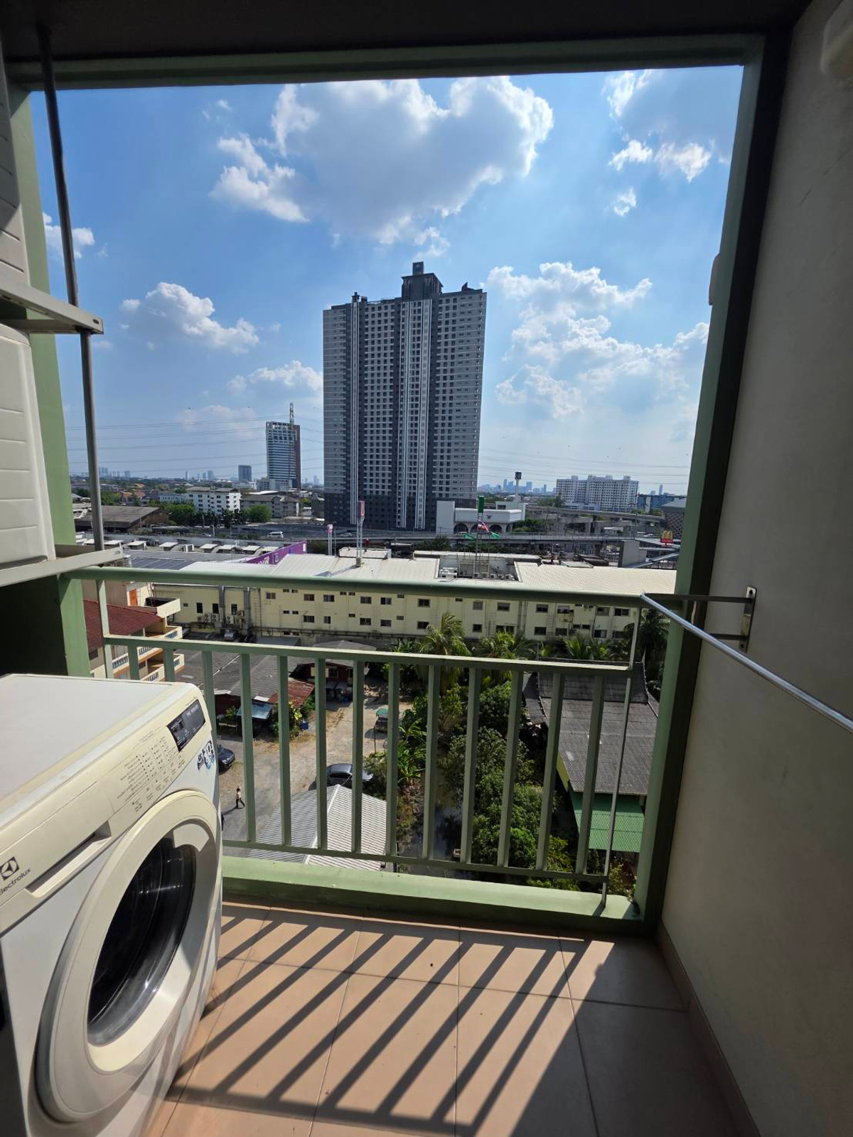 For RentCondoPattanakan, Srinakarin : Next to the BTS Yellow Line, Hua Mak Station.