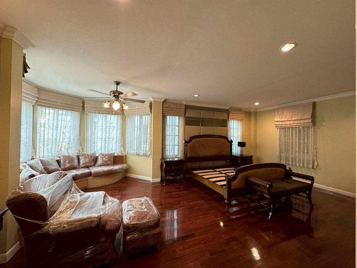 For RentHouseBangna, Bearing, Lasalle : ✨Luxury house for rent 3 floors, next to Srinakarin Road, 5 bedrooms, fully furnished, near the mall, near BTS Sri Udom, convenient travel, ready to move in.
