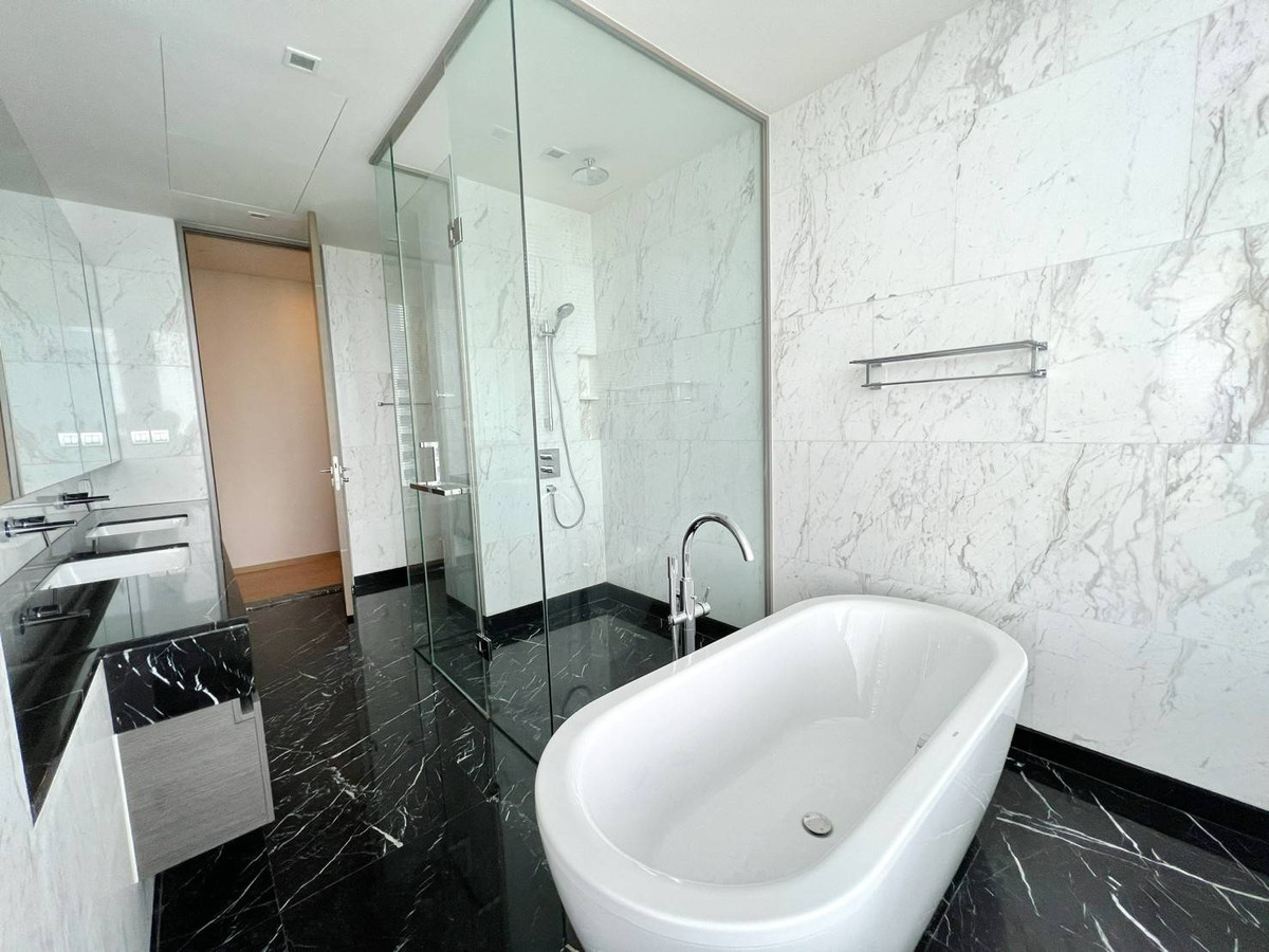 For RentCondoSilom, Saladaeng, Bangrak : Saladaeng One / Rare Item 3 Bed park view ready to move in. / 3 bed 224 sq.m.Tel. 0937890899