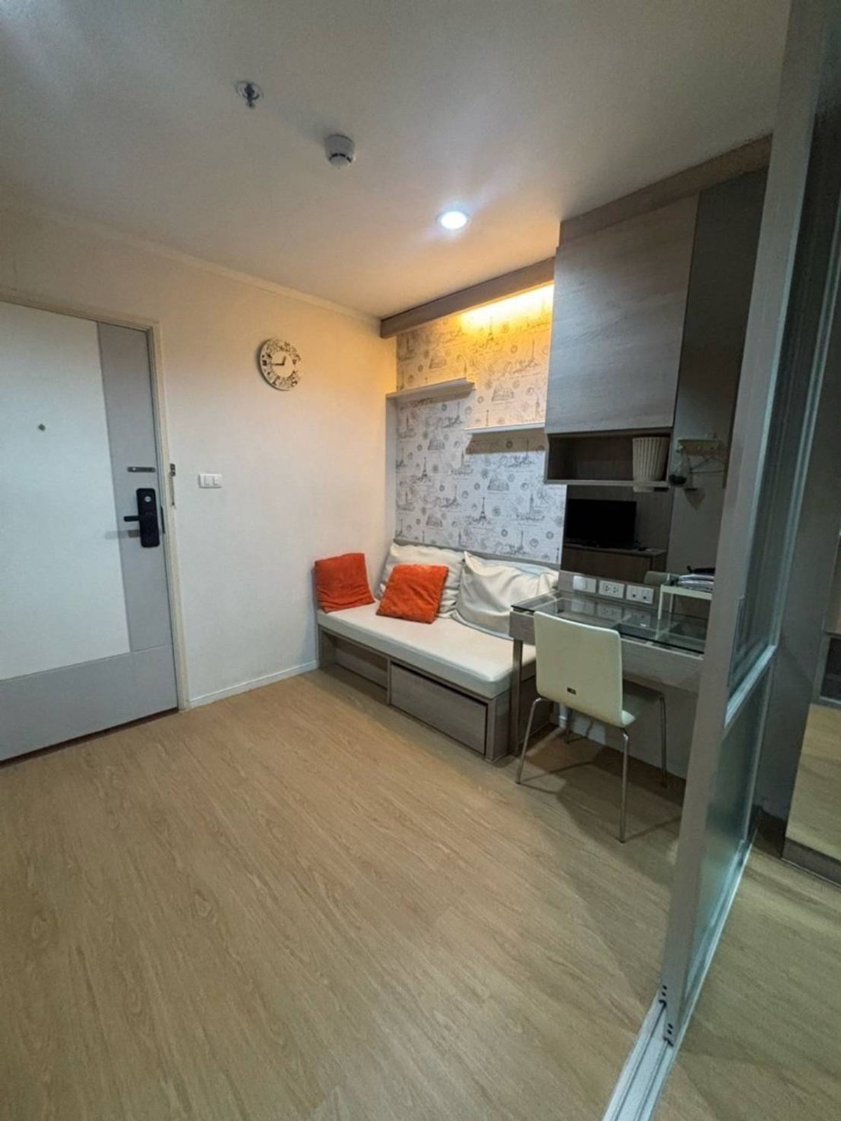 For RentCondoPattanakan, Srinakarin : Next to the BTS Yellow Line, Hua Mak Station.