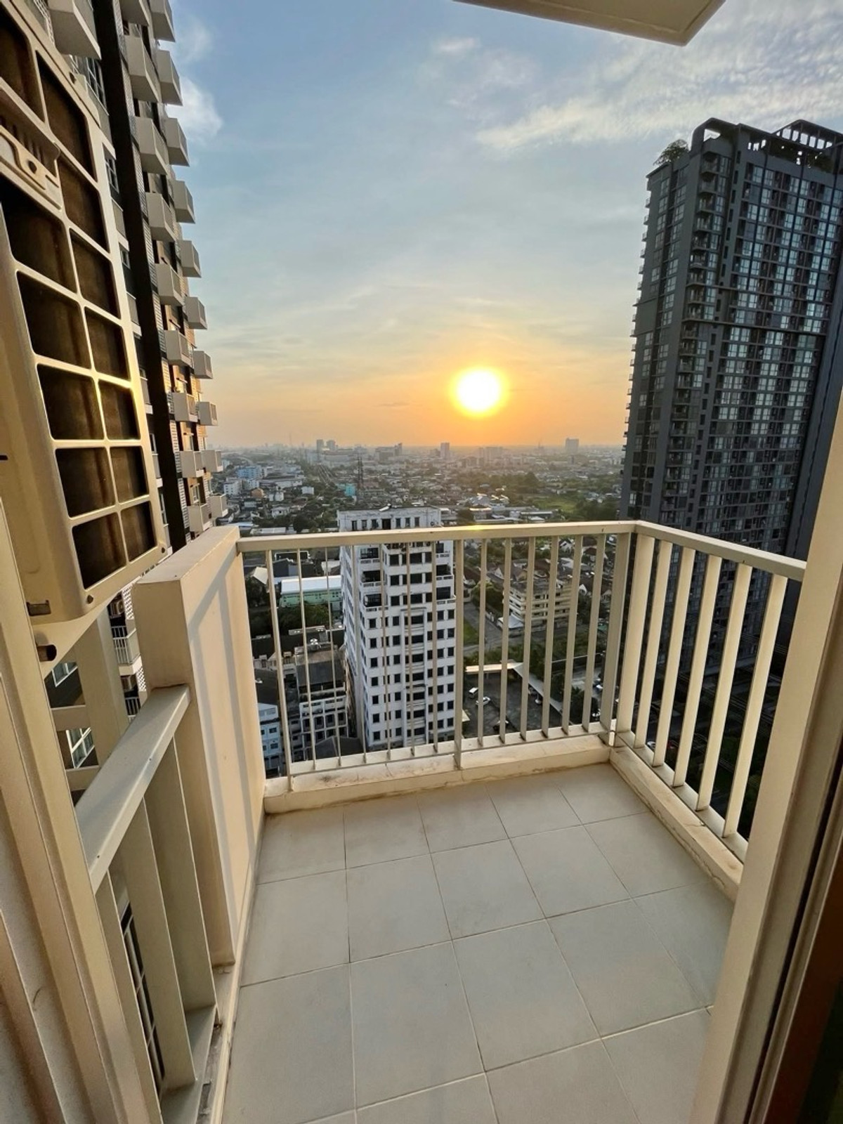 ให้เช่าคอนโดบางซื่อ วงศ์สว่าง เตาปูน : 📍โครงการ : The Parkland รัชดา - วงศ์สว่าง
🚝 ใกล้ : MRT สถานีวงศ์สว่าง 50 เมตร
💵 ราคาเช่า : 15,000 บาท / เดือน