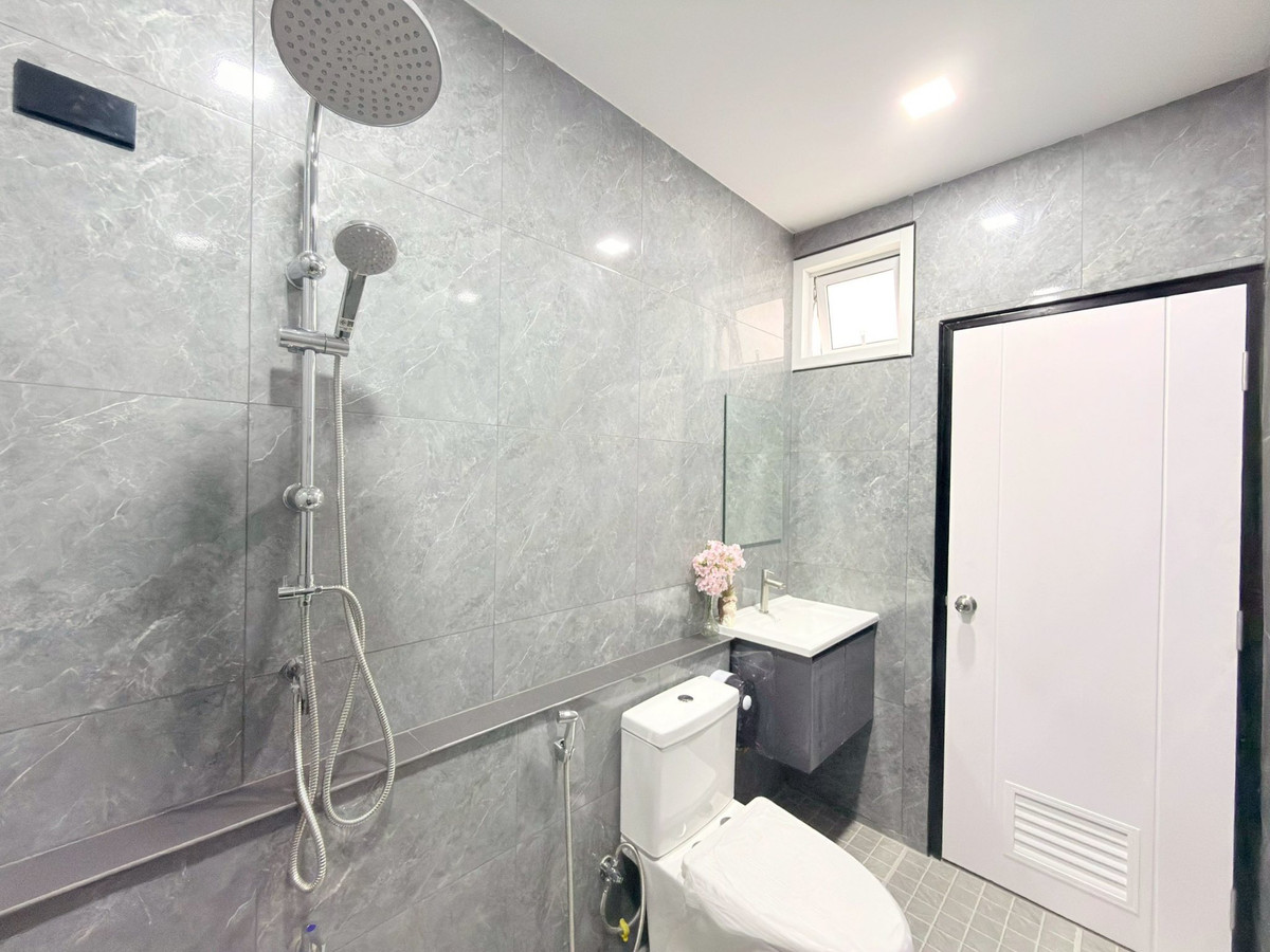 For SaleTownhomePattaya, Bangsaen, Chonburi : Siam Country Club - Soi Phonprapanimit 15 / 2 Bedrooms (FOR SALE) BEWN077