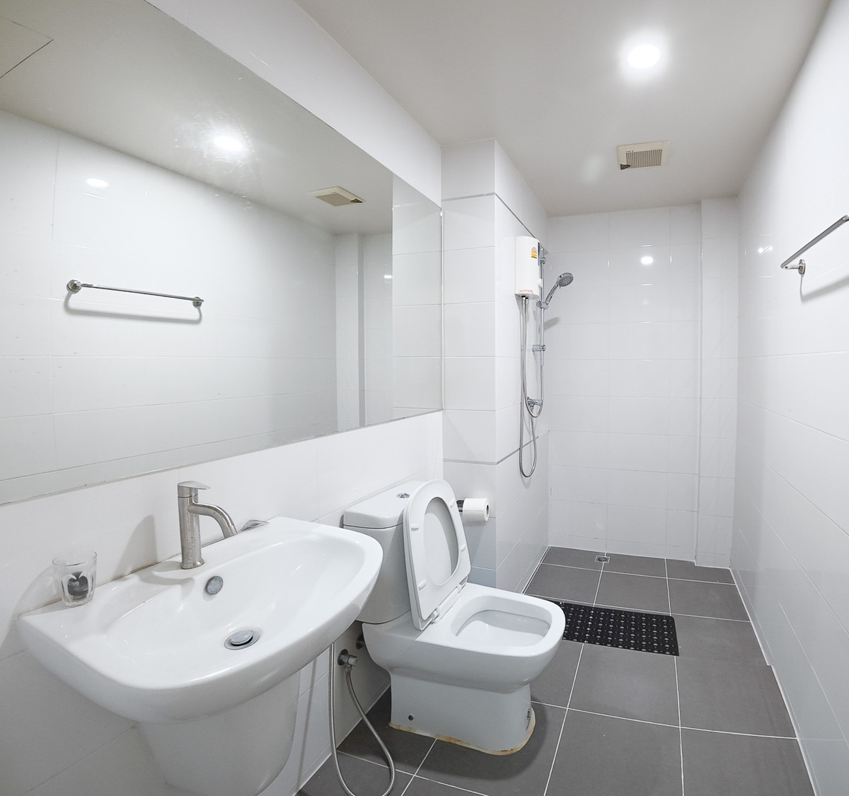 For SaleTownhomeSamut Prakan,Samrong : Cheap 3-story townhome for sale, Liabwongwaen Road, Bangna-On Nut, eco space project, near Mega Bangna, Ramkhamhaeng University 2.