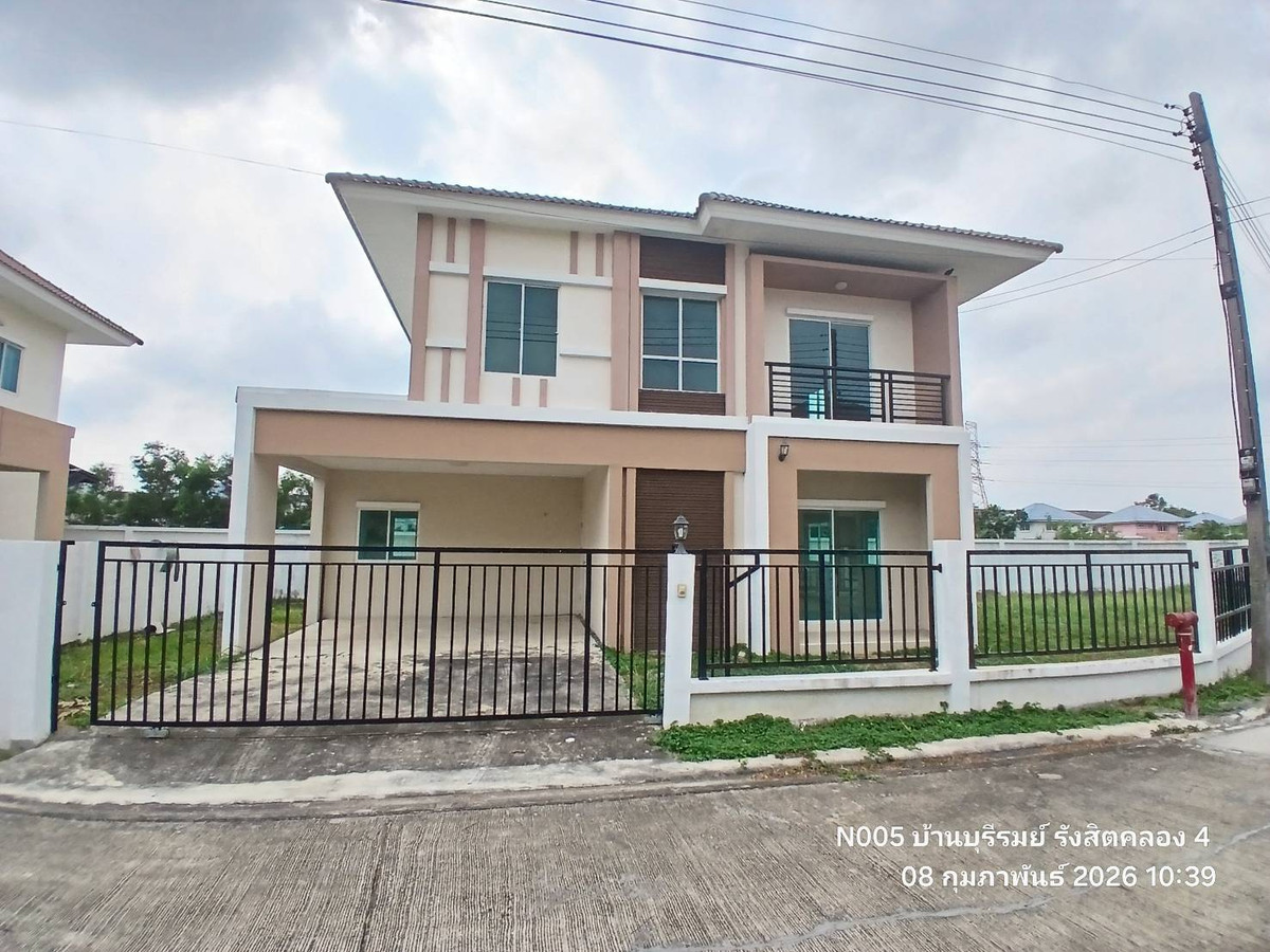 For SaleHousePathum Thani,Rangsit, Thammasat : Single house in Rangsit, private zone, 100 square meters, location next to the main road. Supports the electric train in front of the project, good price, complete with free gifts.
