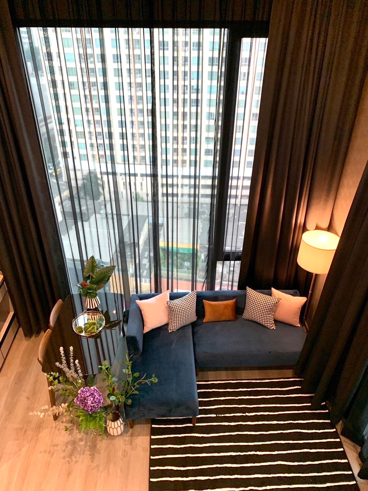 CondoRatchathewi,Phayathai : Luxury condo in the heart of Phahon Yothin, near BTS Saphan Khwai, just a few steps from city life. With a common area of ​​a 5-star hotel that meets the needs of daily living.