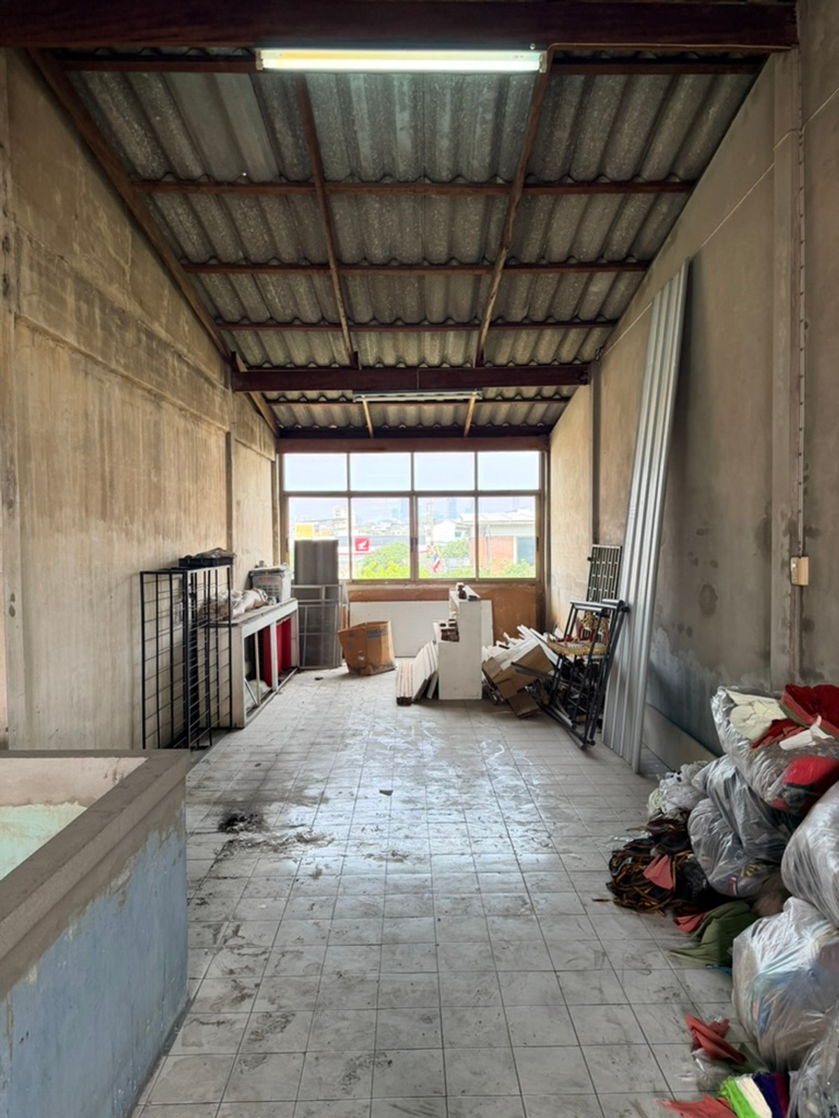 ขายอาคารพาณิชย์วงเวียนใหญ่ เจริญนคร : ขาย อาคารพาณิชย์ 4 ชั้น 13.3 ตารางวา ซ.สมเด็จเจ้าพระยา6 พื้นที่กรุงเทพฯชั้นใน