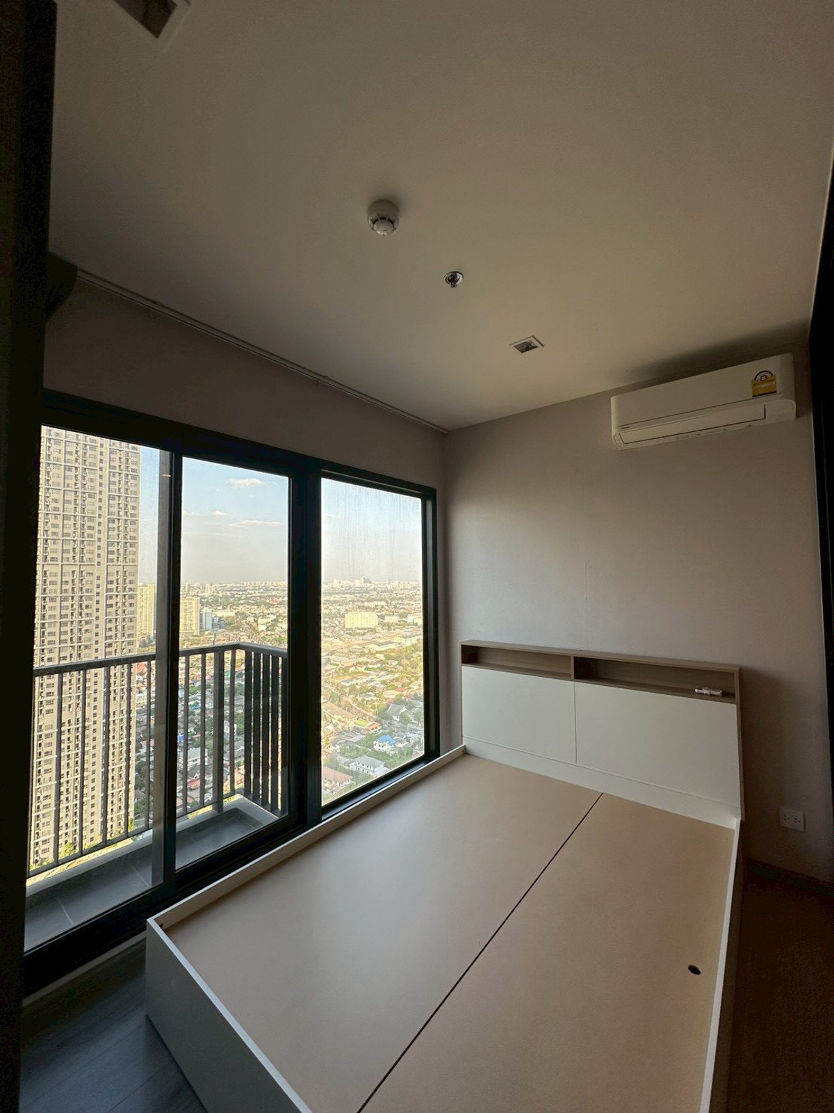 For RentCondoRattanathibet, Sanambinna : For rent, The Politant Rive, high floor, new room, fully furnished.