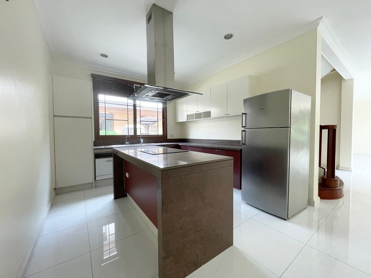 For RentHousePattanakan, Srinakarin : Single house for rent, Phatthanakan-Srinakarin, near Airport link Hua Mak, 5 bedrooms.